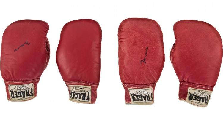 Les-gants-de-Mohamed-Ali-proposés-à-environ-440-000-euros